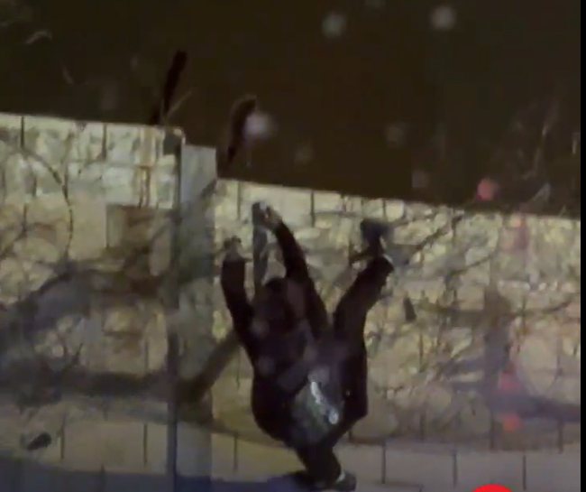 הפלסטיני שנלכד תלוי בגדר ההפרדה | חמ"ל