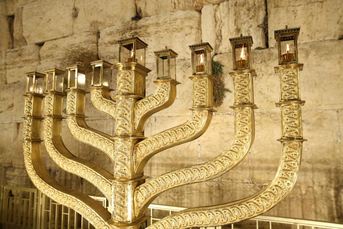 חנוכיית הענק | הקרן למורשת הכותל