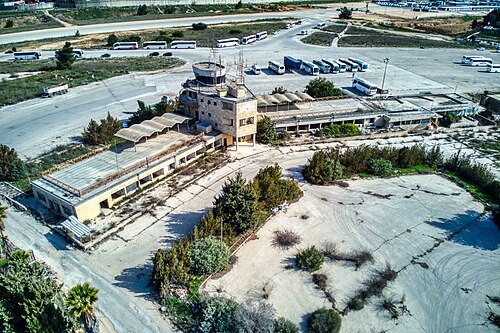 בית הנתיבות, נמל התעופה ירושלים - עטרות. ויקיפדיה