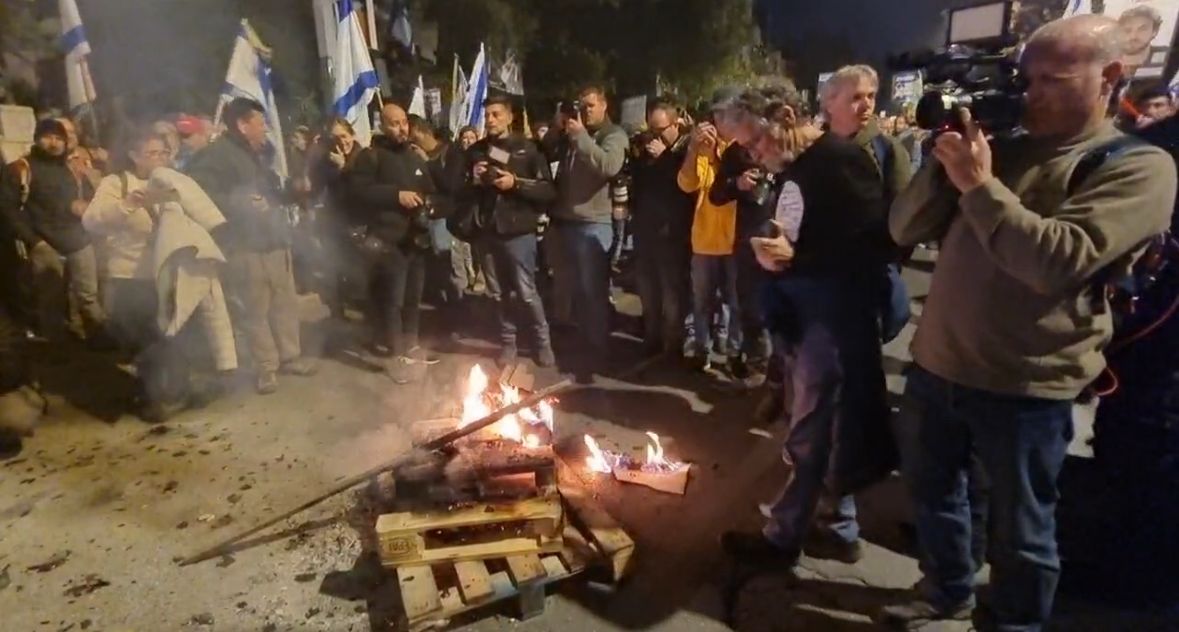 כיבוי סמלי באמצעות מטף | דוברות המשטרה