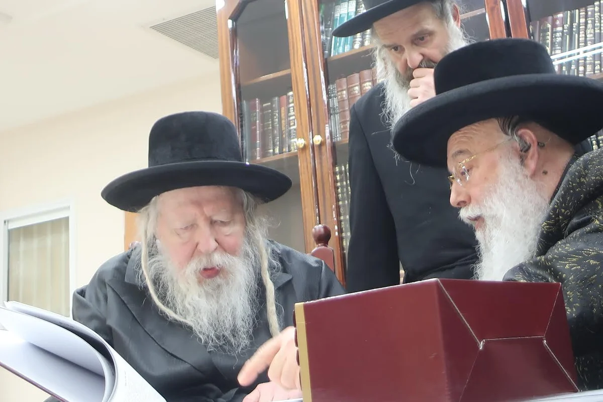 האדמור ממישקולץ בחדרו של האדמור מגור. המצלם
