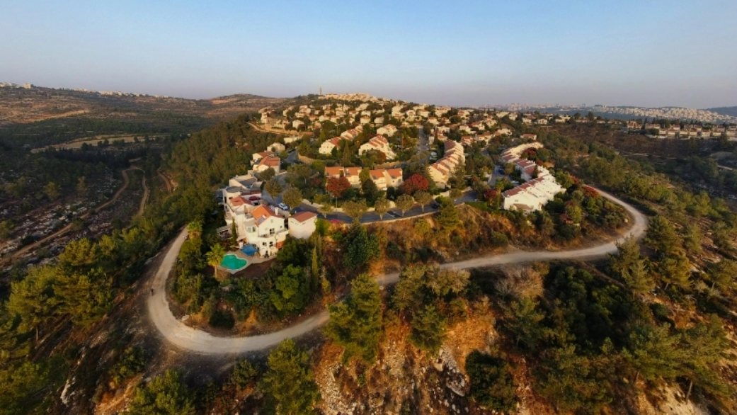 המעטפת סביב מבשרת (צילום: חגי אגמון-שניר, CC BY-SA 4.0, ויקישיתוף) המעטפת סביב מבשרת (צילום: חגי אגמון-שניר, CC BY-SA 4.0, ויקישיתוף)