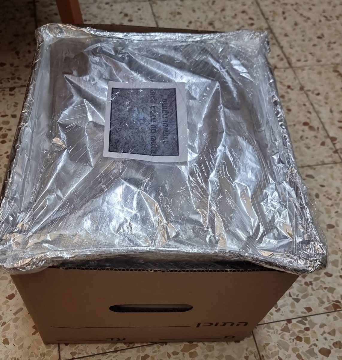 המדבקה שהצילה. מדבקות על הארגזים