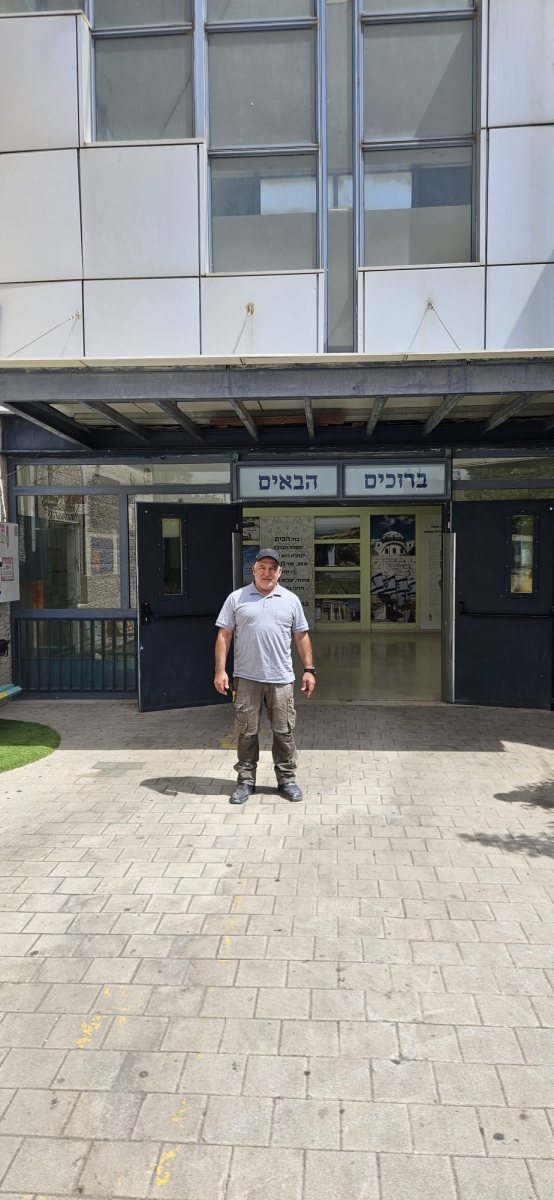 אב הבית יורם אסייג בחזית בית הספר