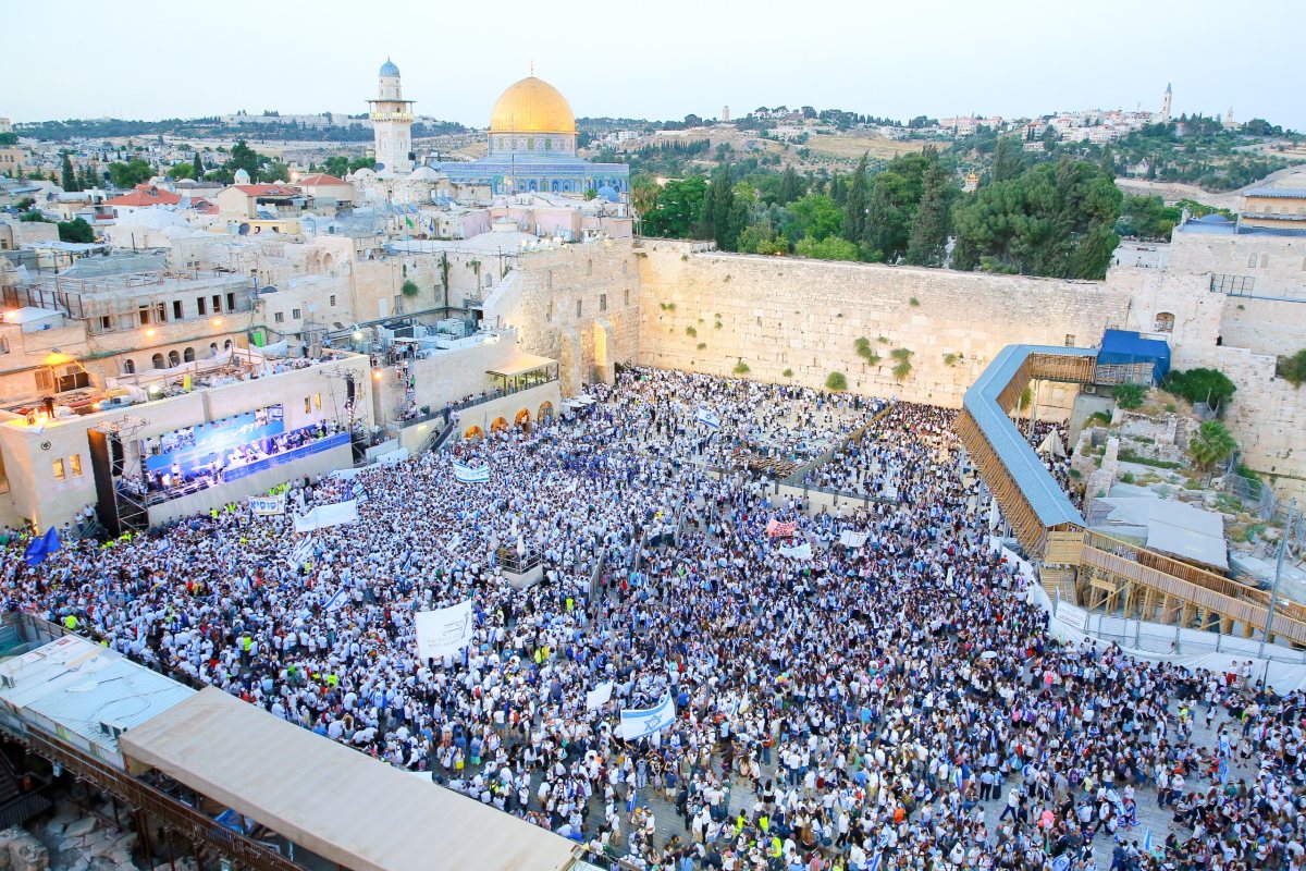 תפילות ביום ירושלים ברחבת הכותל | צילום: ארנון בוסאני תפילות ביום ירושלים ברחבת הכותל | צילום: ארנון בוסאני