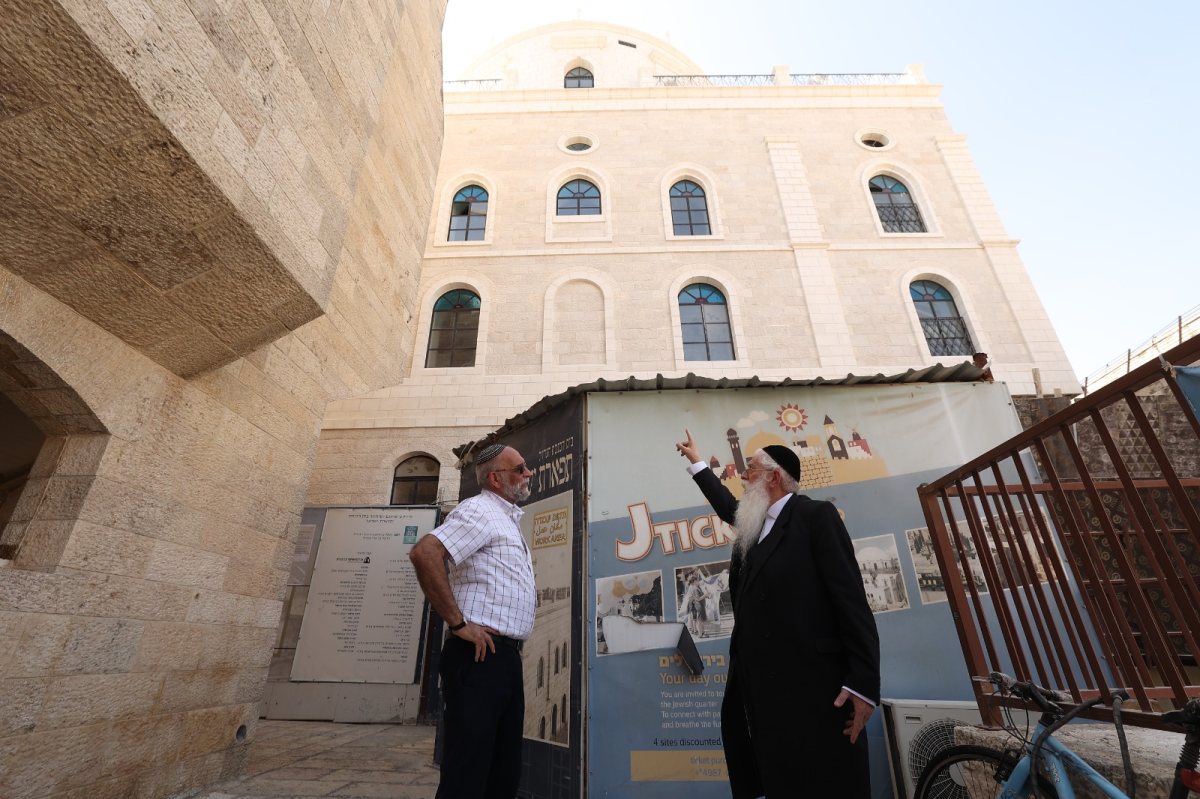 השר פרוש בסיור במתחם בית הכנסת