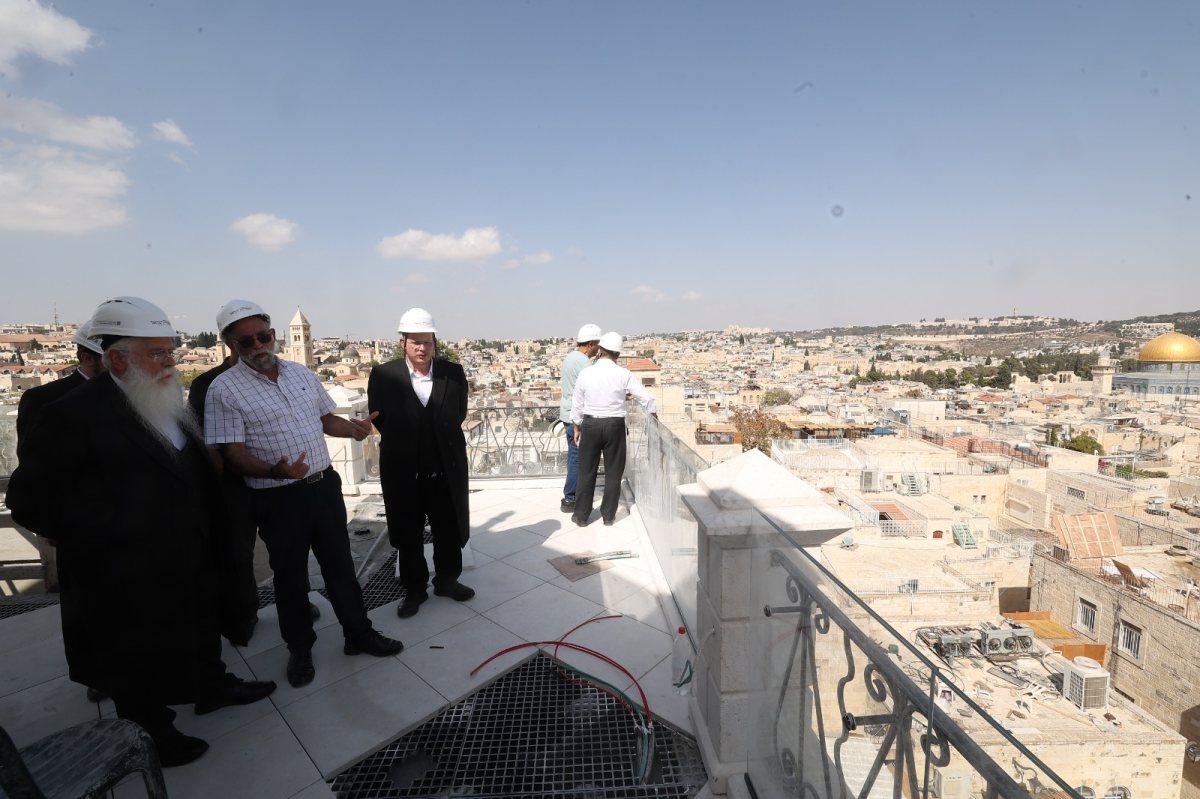 השר פרוש בסיור במתחם בית הכנסת