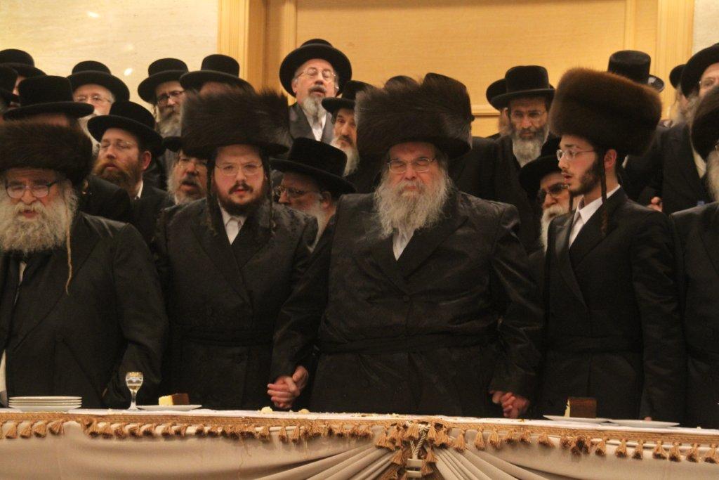 הרה"צ (משמאל) לצד אביו כ"ק אד"ש מבעלז (צילום: אנשיל בעק) הרה"צ (משמאל) לצד אביו כ"ק אד"ש מבעלז (צילום: אנשיל בעק)