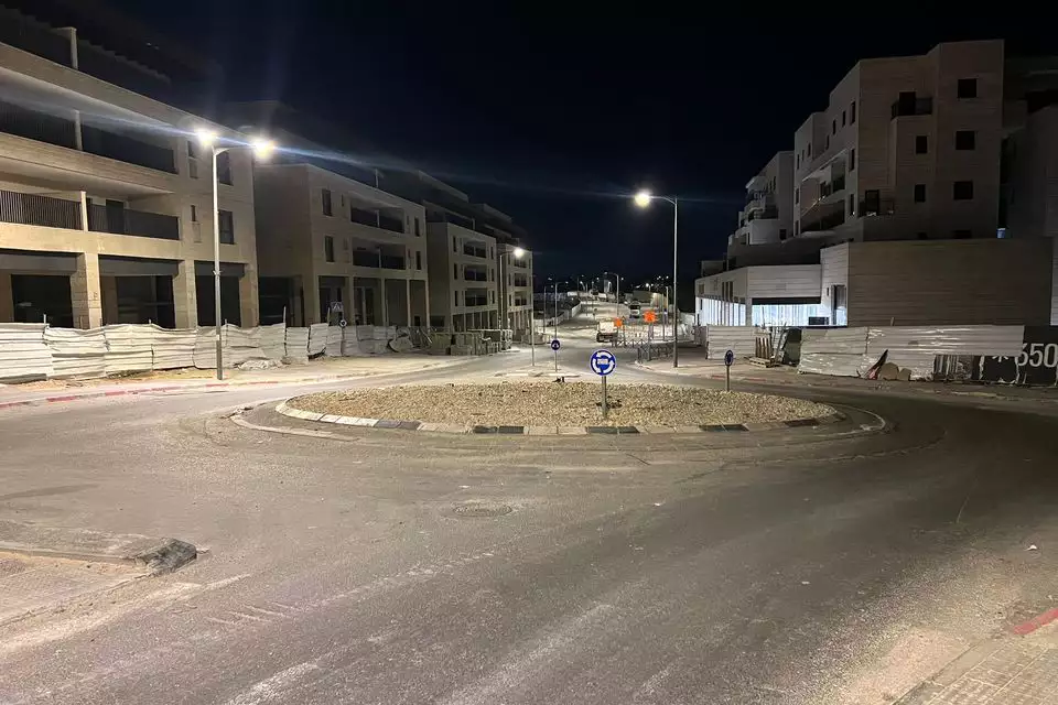 הכיכר בכניסה לשכונה. הילדים נאלצים לחזור ברגל . צילום: לידור סולטן