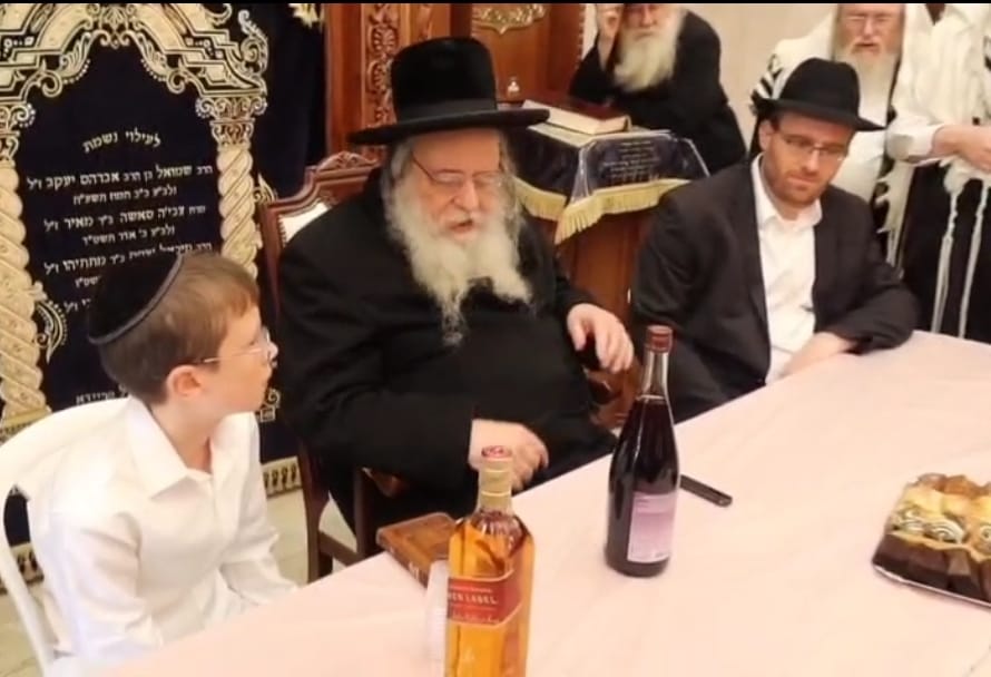 יצחק (איצו) פלדמן, עם מורו ורבו הגר"ש אלתר. המצלם