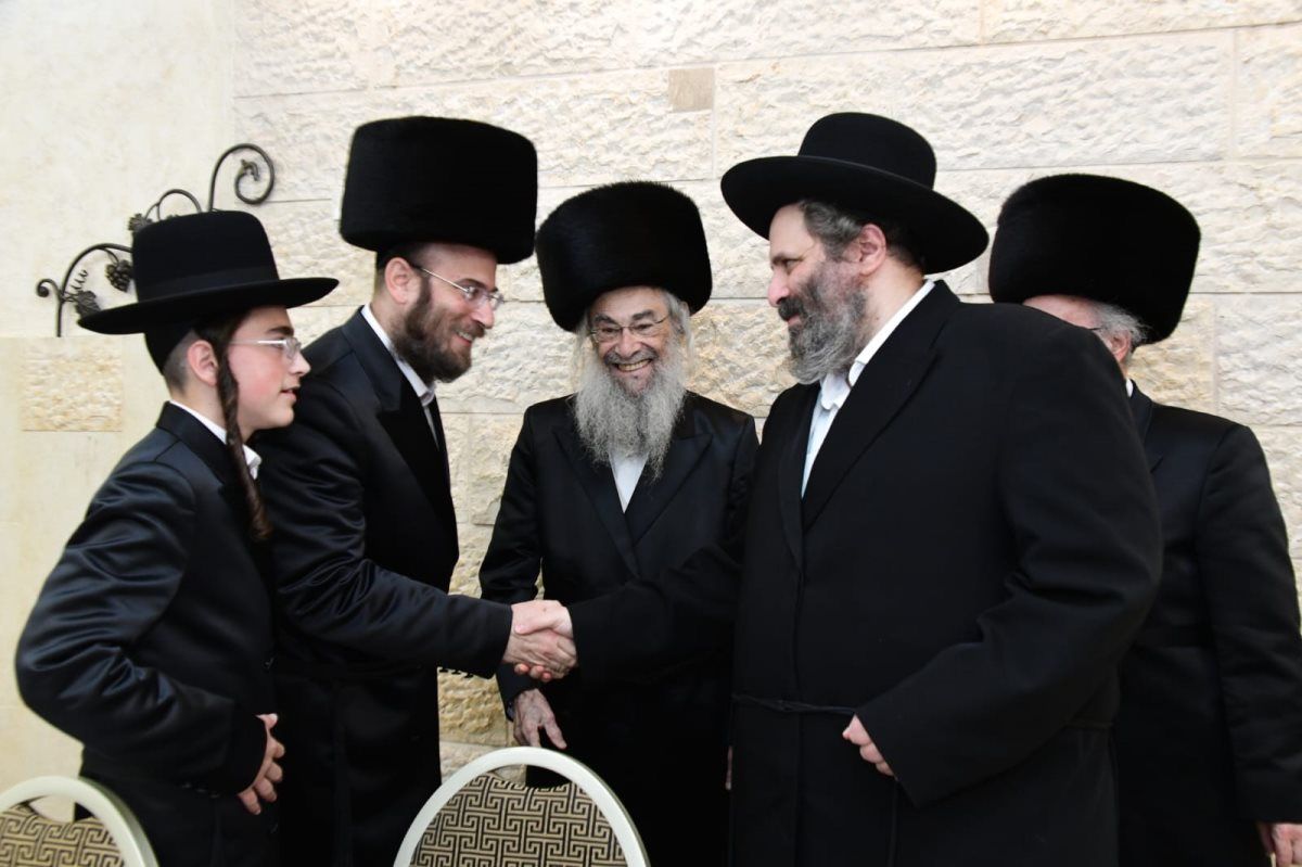 הרב איצה רוזמרין (במרכז). נראה עוד הרב שלמה צבי אלתר. המצלם