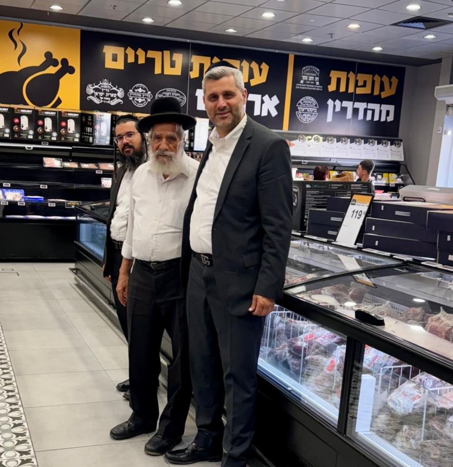 הבעלים לצד הרב מחפוד. יחצ