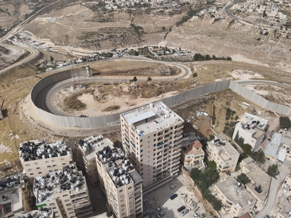 בניין הענק והפיראטי | תנועת רגבים
