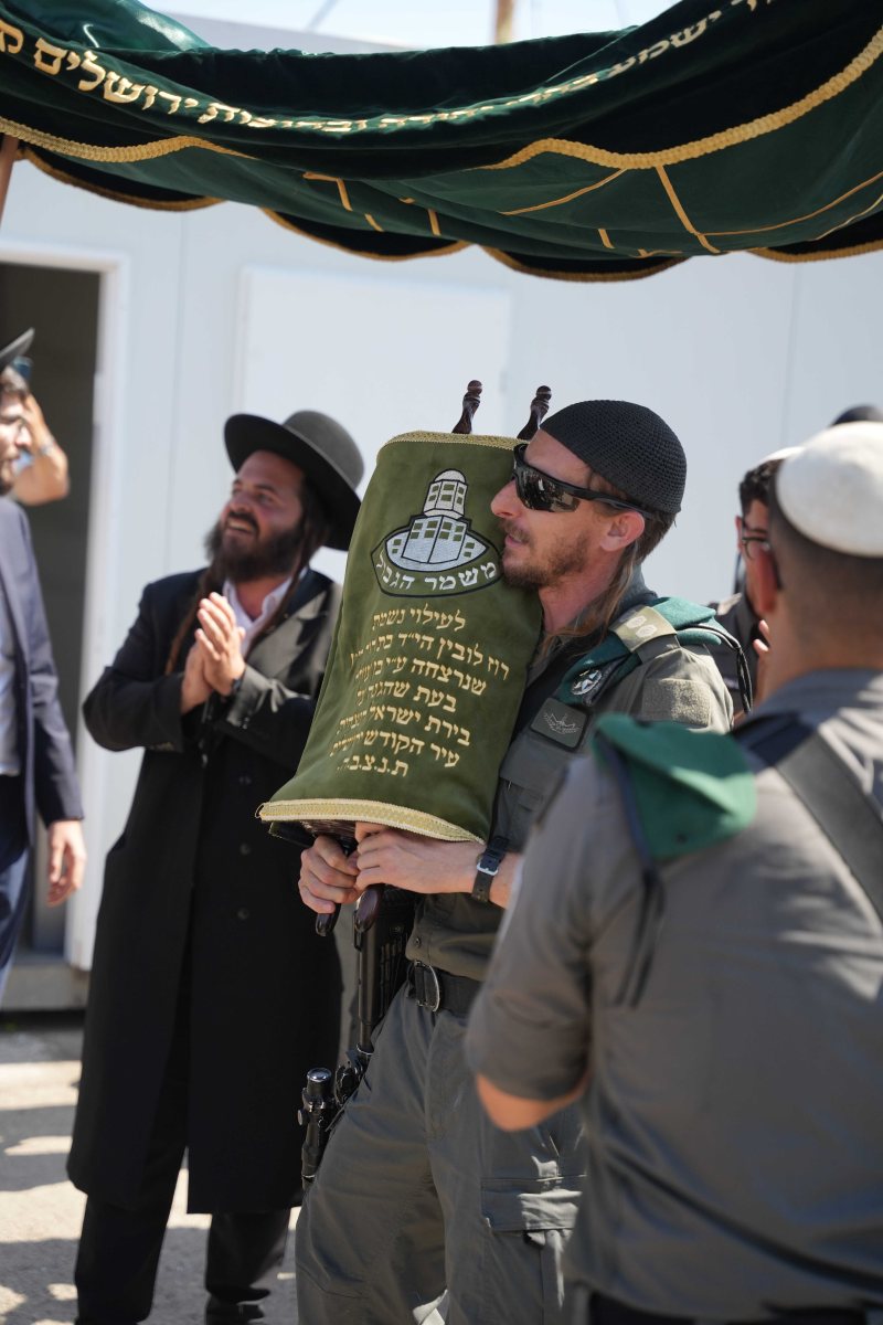 בחגיגת הכנסת ספר התורה | דוברות המשטרה בחגיגת הכנסת ספר התורה | דוברות המשטרה