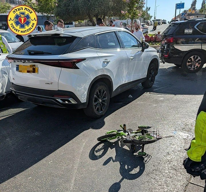 בן ה-5 נהרג - האופניים מוטלות על הכביש | צילום: צוות הצלה