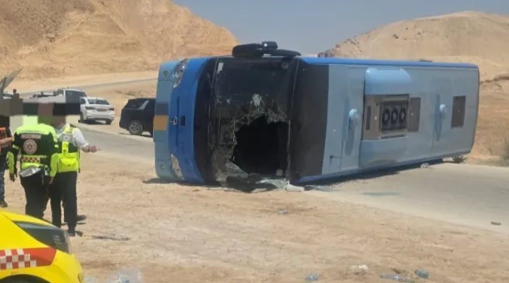 האוטובוס והחיילים בזירה | תיעוד מבצעי מד"א האוטובוס והחיילים בזירה | תיעוד מבצעי מד"א