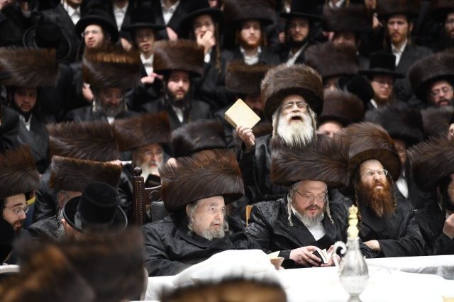 הגאון זצ"ל בשירת חסל סידור פסח במוצאי שביעי של פסח השנה בבעלזא | צילום: אנשיל בעק