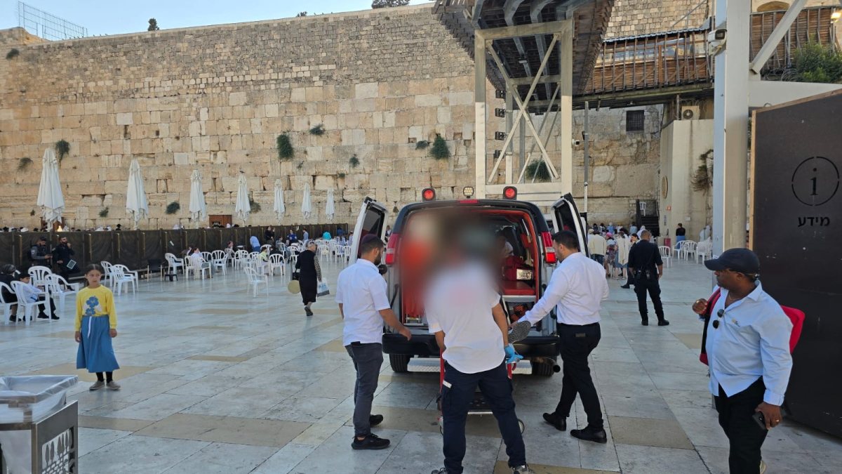 פינוי עובד עובק הקרן לאחר התקיפה | צילום: הקרן למורשת הכותל פינוי עובד עובק הקרן לאחר התקיפה | צילום: הקרן למורשת הכותל