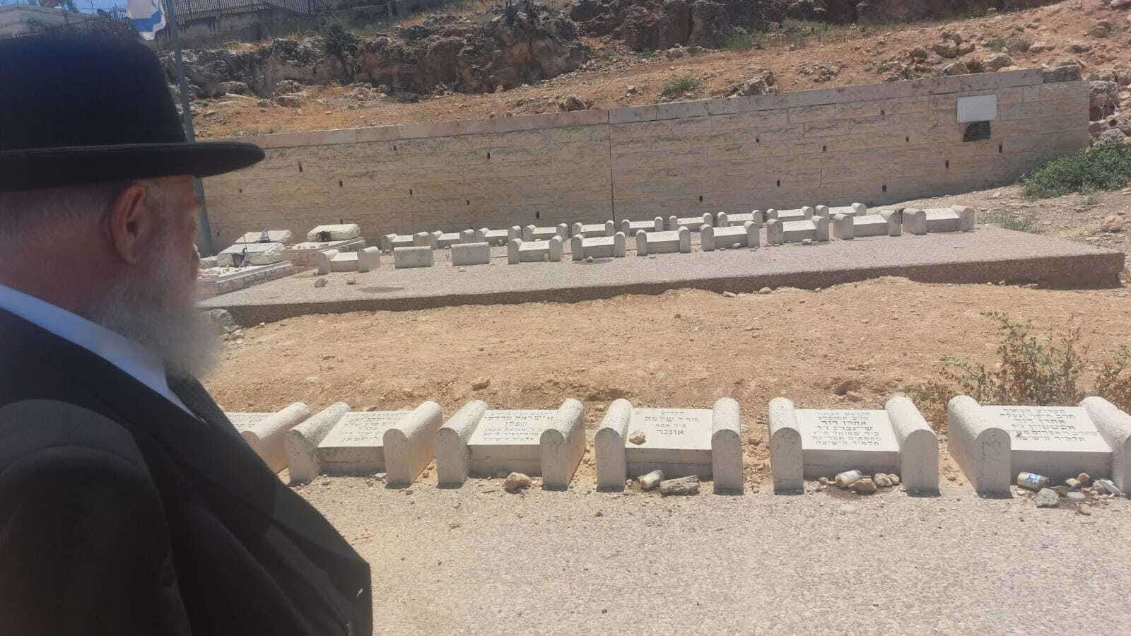 הרב לצד קבר האחים שם נטמן דודו ר' שלמה אונגר הי"ד