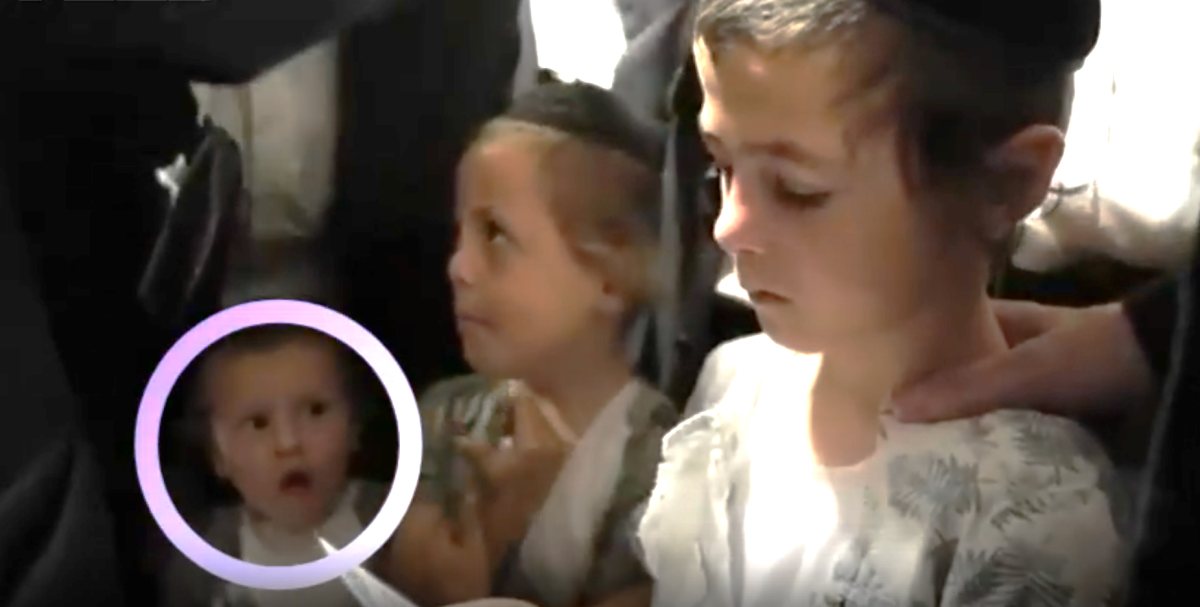 ישראל בן ציון ז&quot;ל ליד אחיו הגדול בעת אמירת הקדיש על אמו ע&quot;ה | קופת העיר