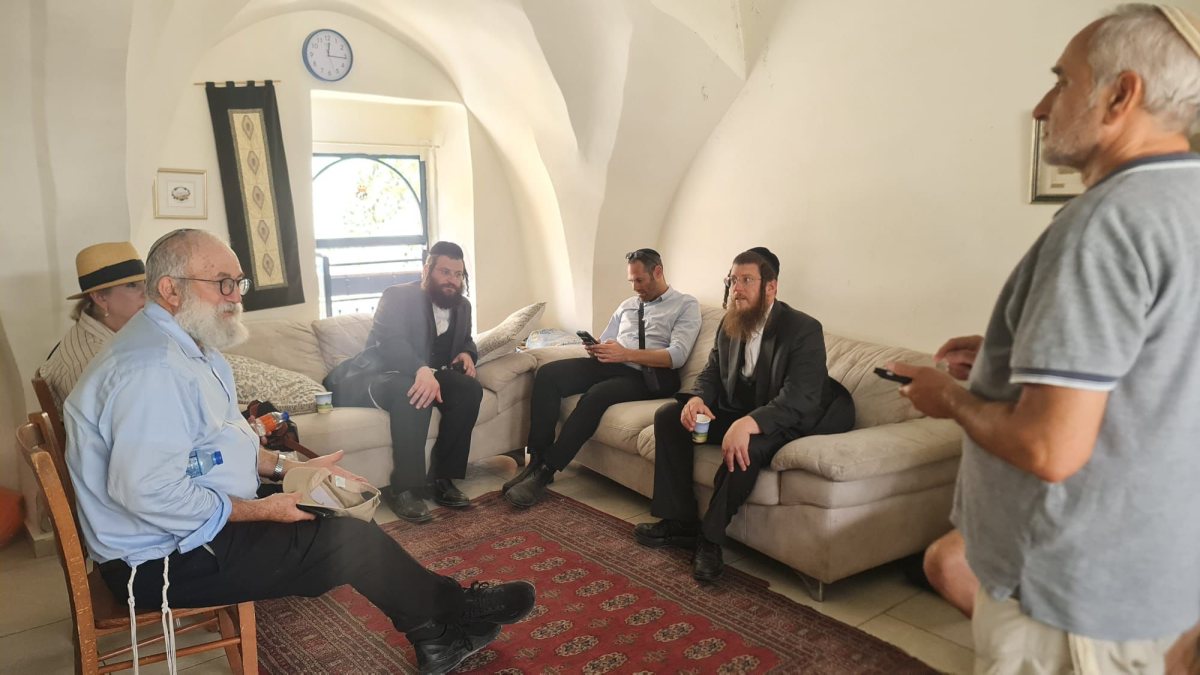הרב ברים (יושב מימין) בבית הסב הי&quot;ד | דוברות עיריית ירושלים