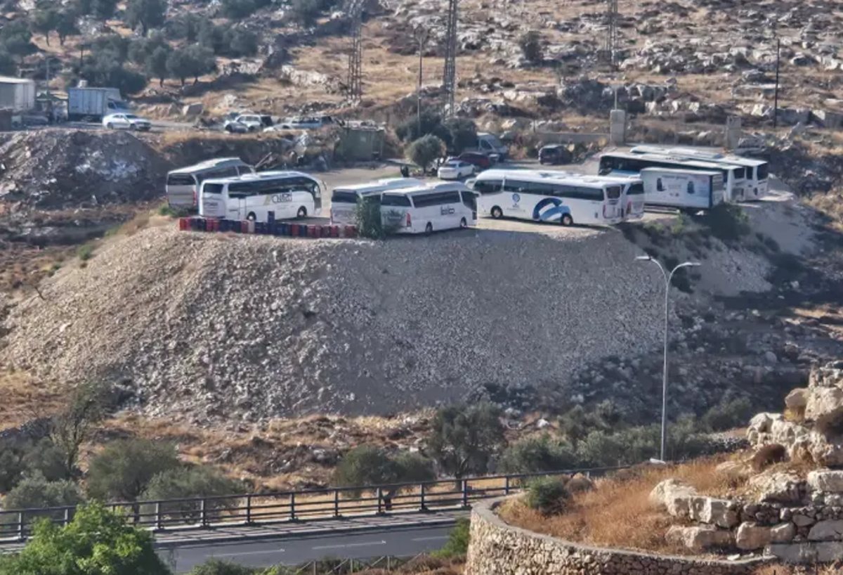 חניון האוטובוסים הפיראטי | עמותת רגבים חניון האוטובוסים הפיראטי | עמותת רגבים