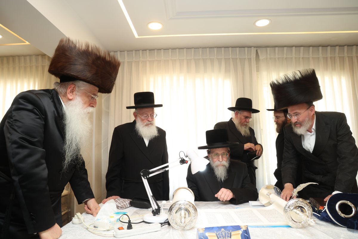 האדמור מבאיאן כותב אות בספר התורה