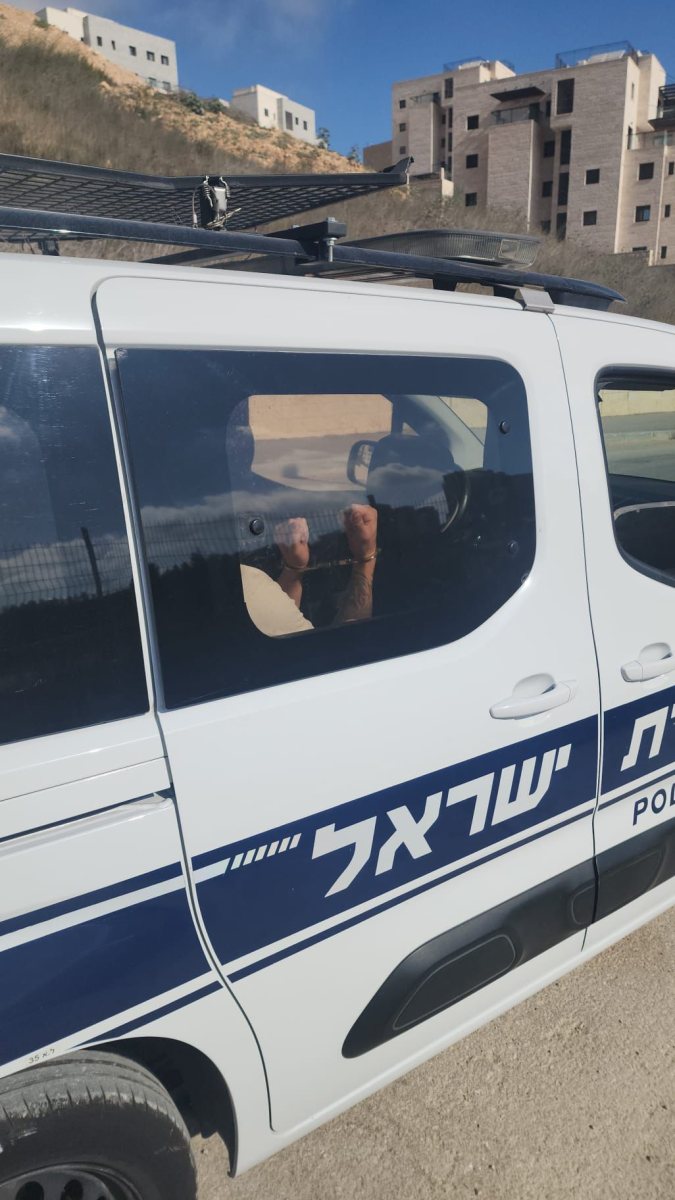 העצור באזיקים בניידת | דוברות המשטרה העצור באזיקים בניידת | דוברות המשטרה