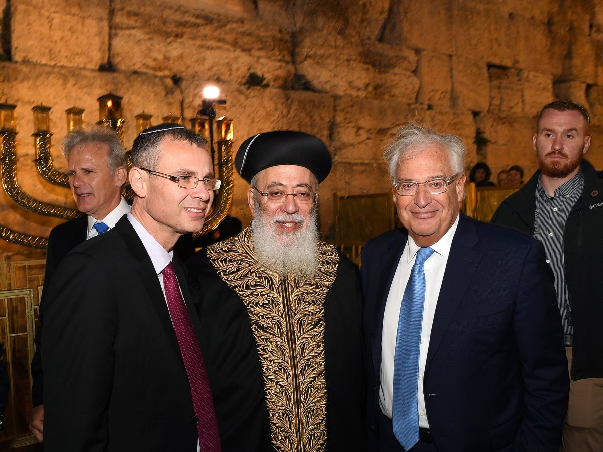 יריב לוין (משמאל) עם הרב עמאר והשגריר פרידמן | ארכיון: שגרירות ארה&quot;ב בישראל