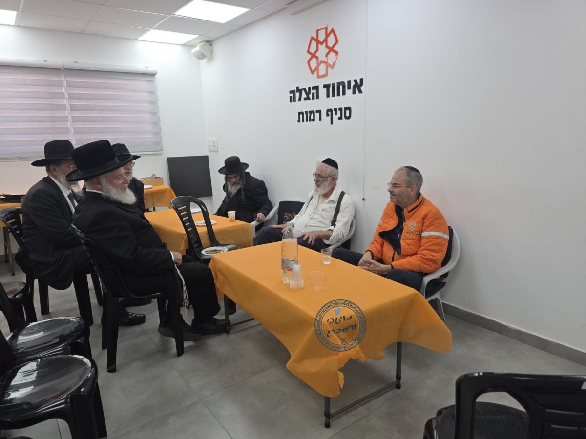 הגרא וייס שליטא בניחום אבלים אצל אלי ביר | מקור: משה וייסברג