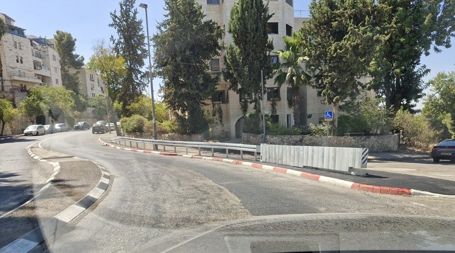 מעקות הבטיחות שהותקנו בעיקול | מינהל קהילתי הר נוף