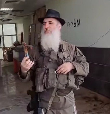 הרב לירז קובע מזוזות לפני שנה בבי&quot;ח הטורקי בעזה | צילום: הצל