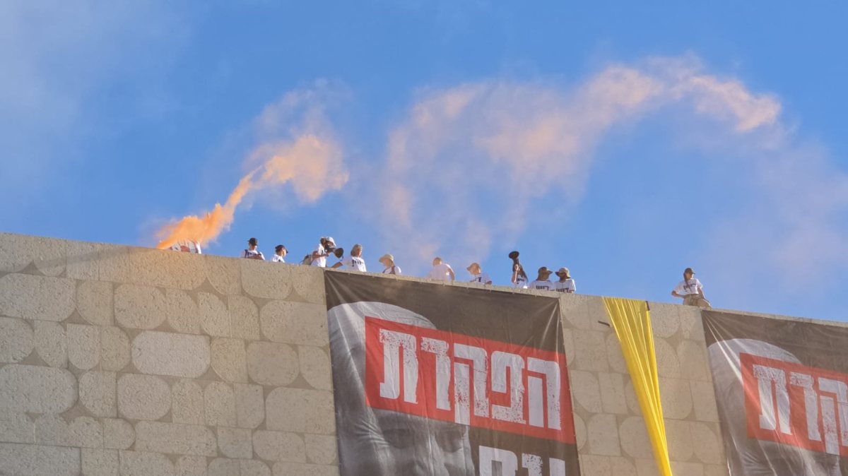 מתבצרים על גג הספריה הלאומית | דוברות המשטרה
