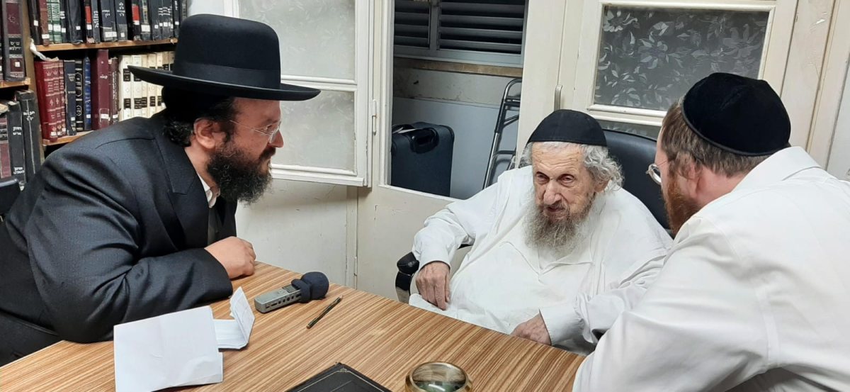 המשבר נפתר: הרב לוין מנהל הסמינר הישן אצל מרן הגר"ד לנדו. צילום: מ.ה.