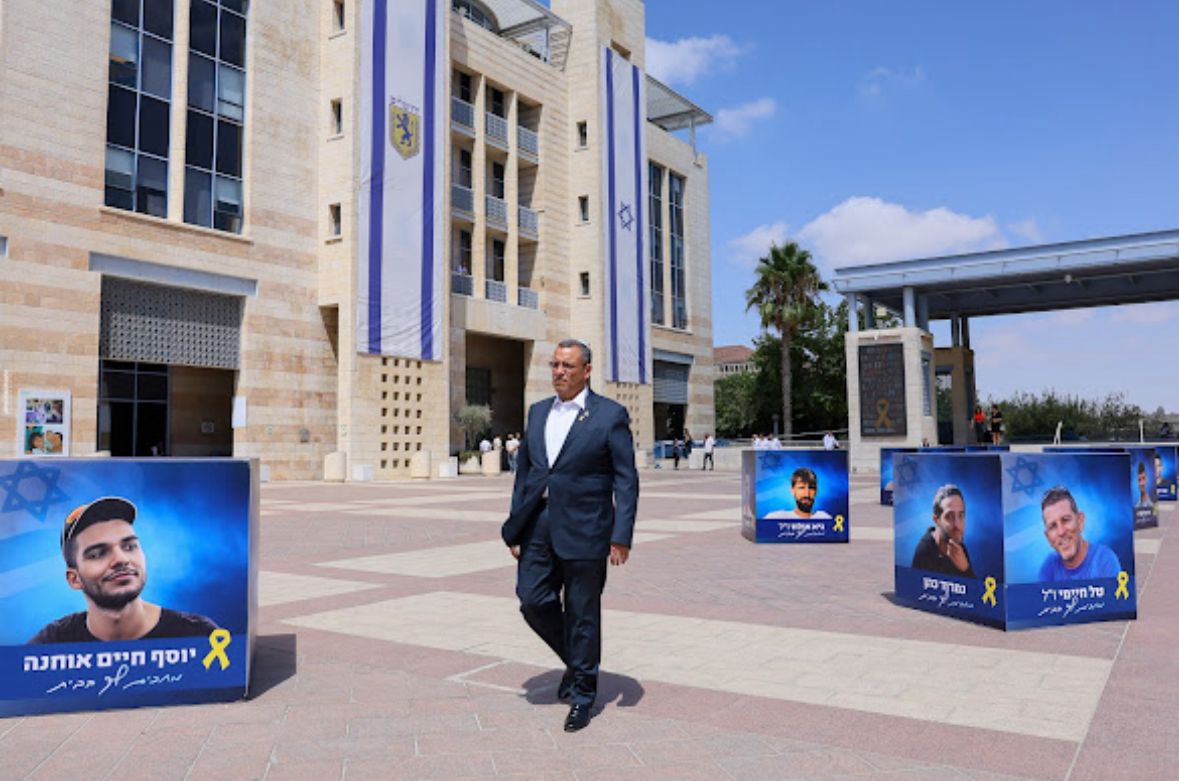 מיצג החטופים בכיכר ספרא | אבי מזרחי אייקון
