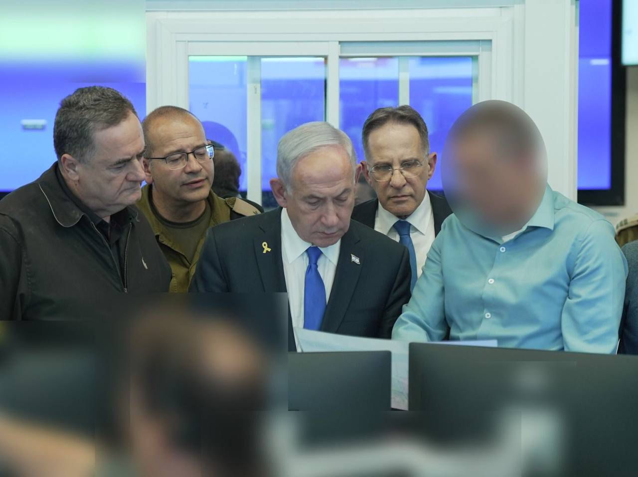 ראש הממשלה ושר הביטחון מתבוננים בתקיפה