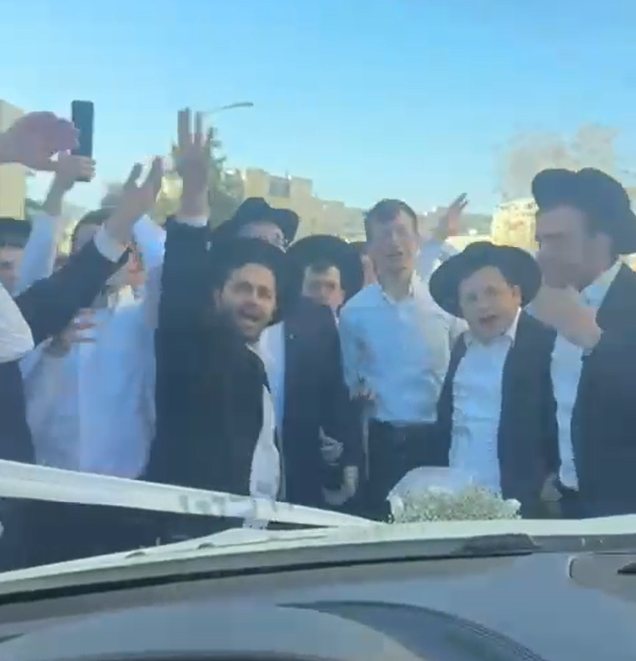 הריקודים בישיבת חברון | ישיבע זוכער