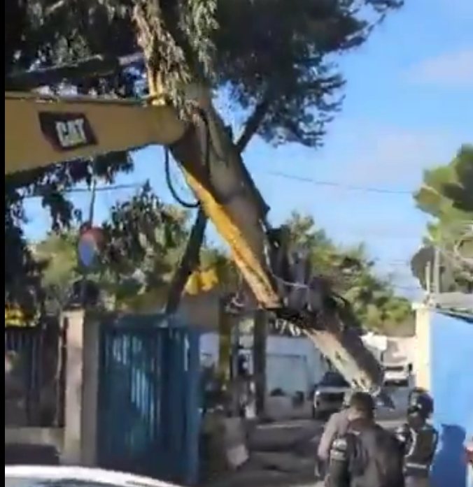 כלי הנדסה כבדים במתחם אונרא | לך ירושלים