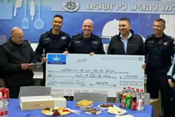 רס"ב רפאל שלומוב מקבל את מענק ההוקרה | מתוך פייסבוק "פסגת זאב שלי"