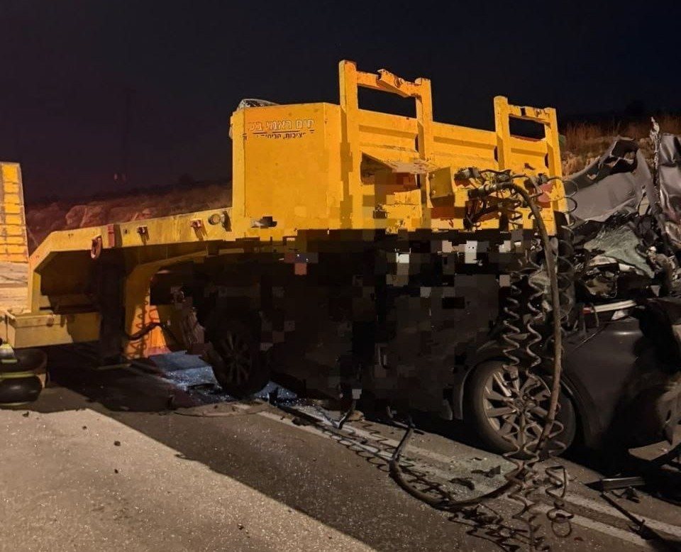 הרכב המרוסק מתחת לנגרר המשאית | כבאות והצלה