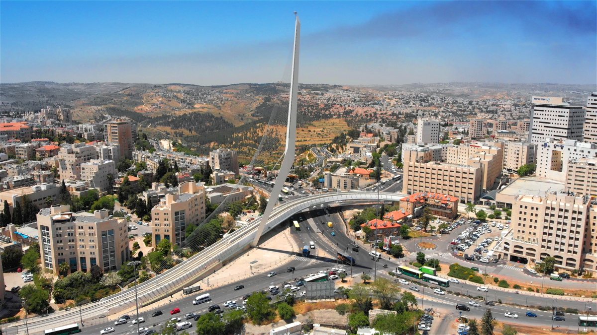 איפה ההקדש? גשר המיתרים בכניסה לירושלים | שאטרסטוק