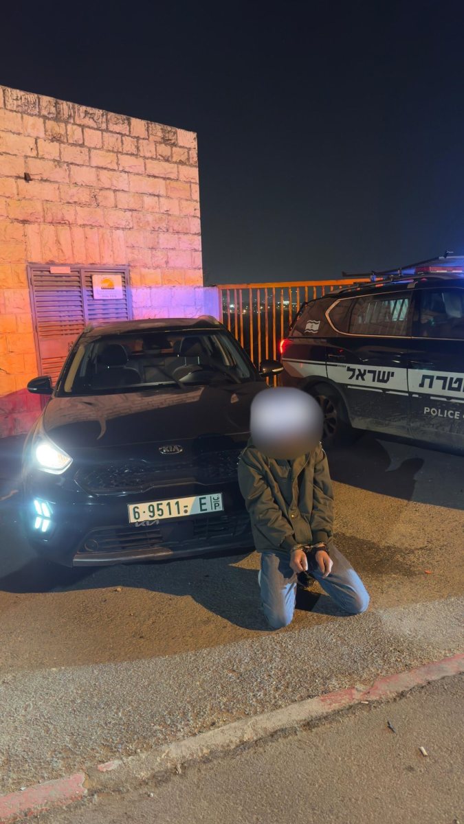 הגנב העצור ליד הרכב הצבוע | דוברות המשטרה