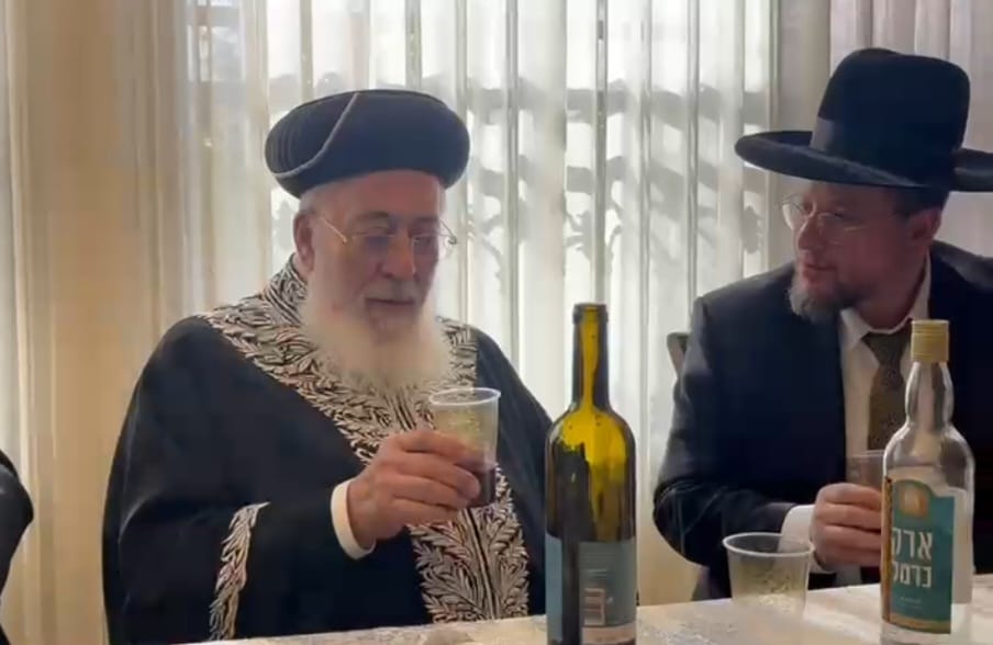 הרב עמאר עם הרב דרעי. מ' מיכאלי