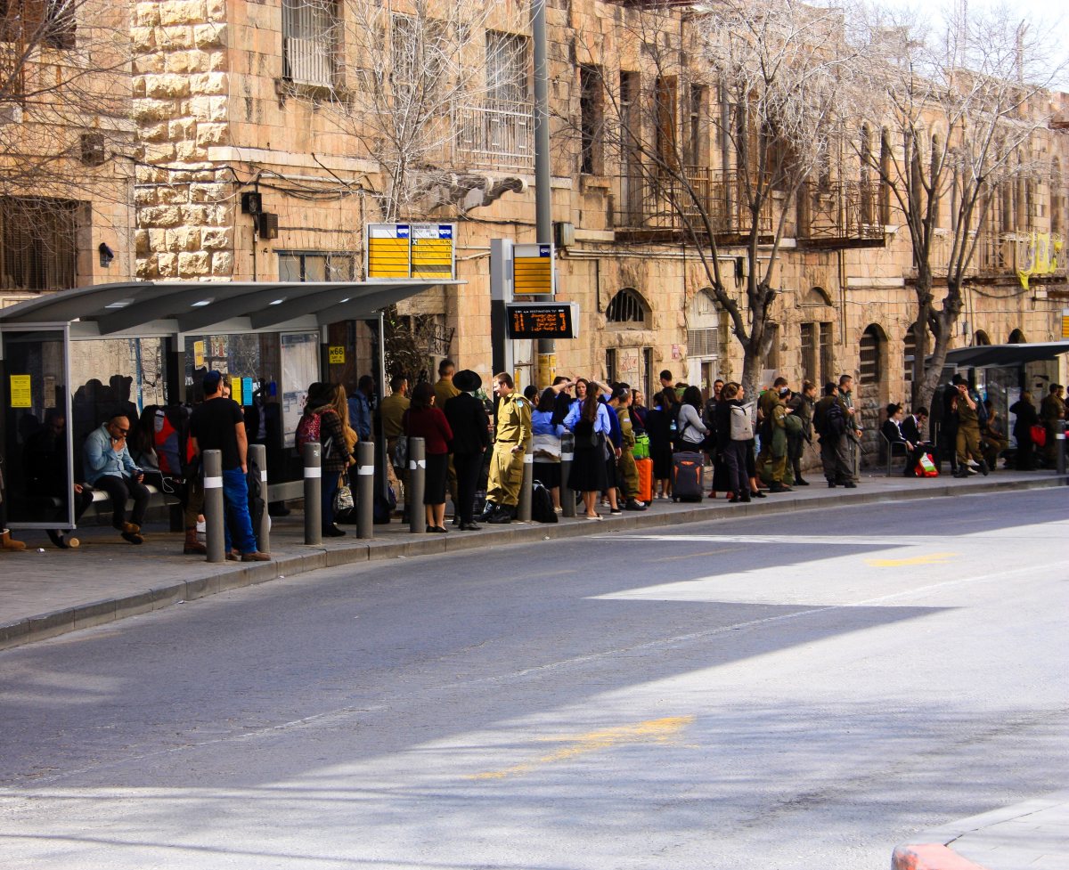 ממתינים בתחנות | אילוסטרציה shutterstock