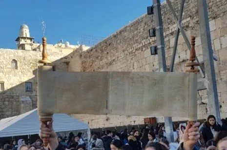 בפעם הקודמת "הצליחו" להניף ספר תורה | נשות הכותל