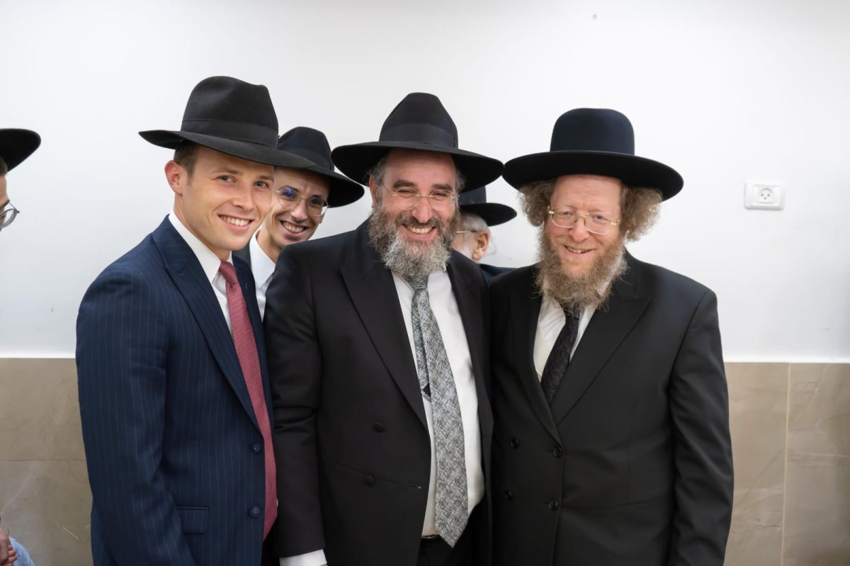 הרב אפין (במרכז) עם ראש ישיבת סורוצקין | צילום: ישיבע זוכער