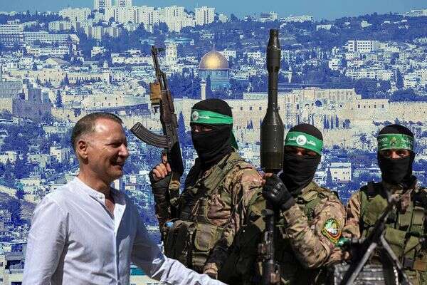 איש העסקים לצד מחבלי חמאס | ישראל היום