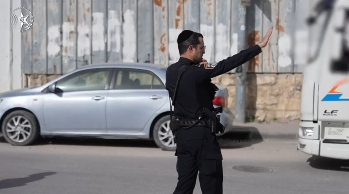 השוטר החרדי בפשיטה | דוברות המשטרה