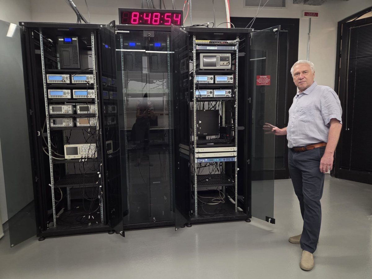 ד"ר אולג פופוב ליד 'השעון הלאומי'