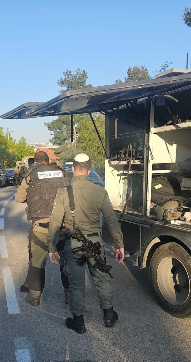 החבלן המשטרתי ליד בית החשוד | דוברות המשטרה